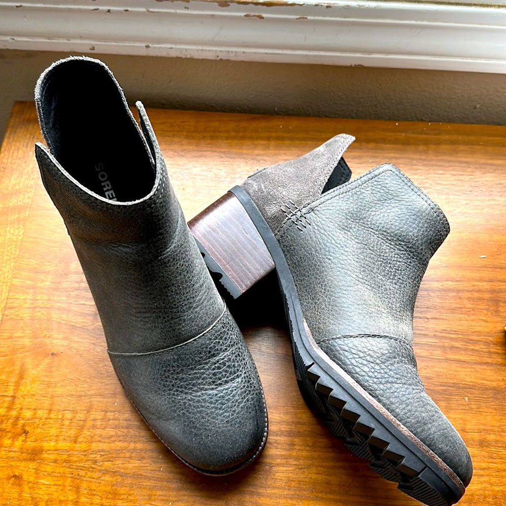 Sorel Booties Cate cut out gray bootie nearly new size 8